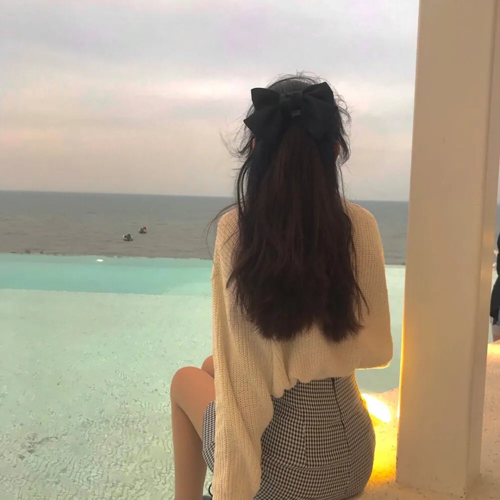 山丘之外 海报